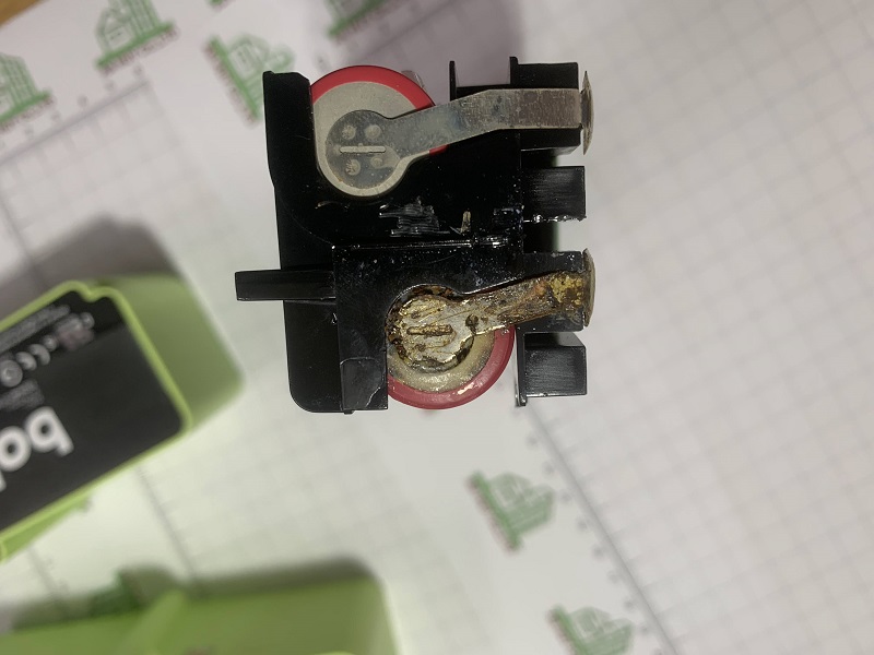 cell pin máy rô bốt hút bụi bị rỉ sét, chảy hóa chất
