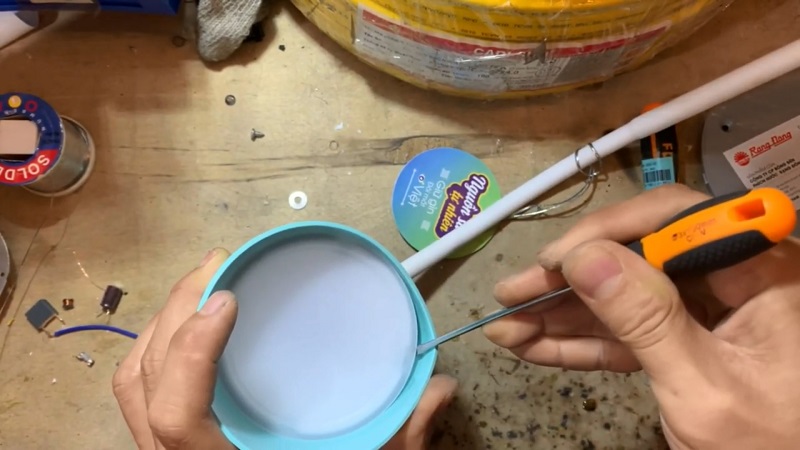 Cách tháo mặt bóng đèn bàn Rạng Đông