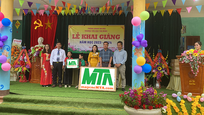 MTA tặng trang thiết bị học tập cho các em học sinh