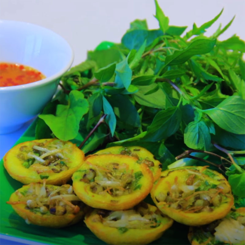 Bày bánh khọt ra đĩa và thưởng thức