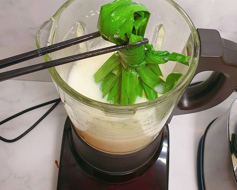 Cho thêm lá dứa vào để cải thiện mùi vị