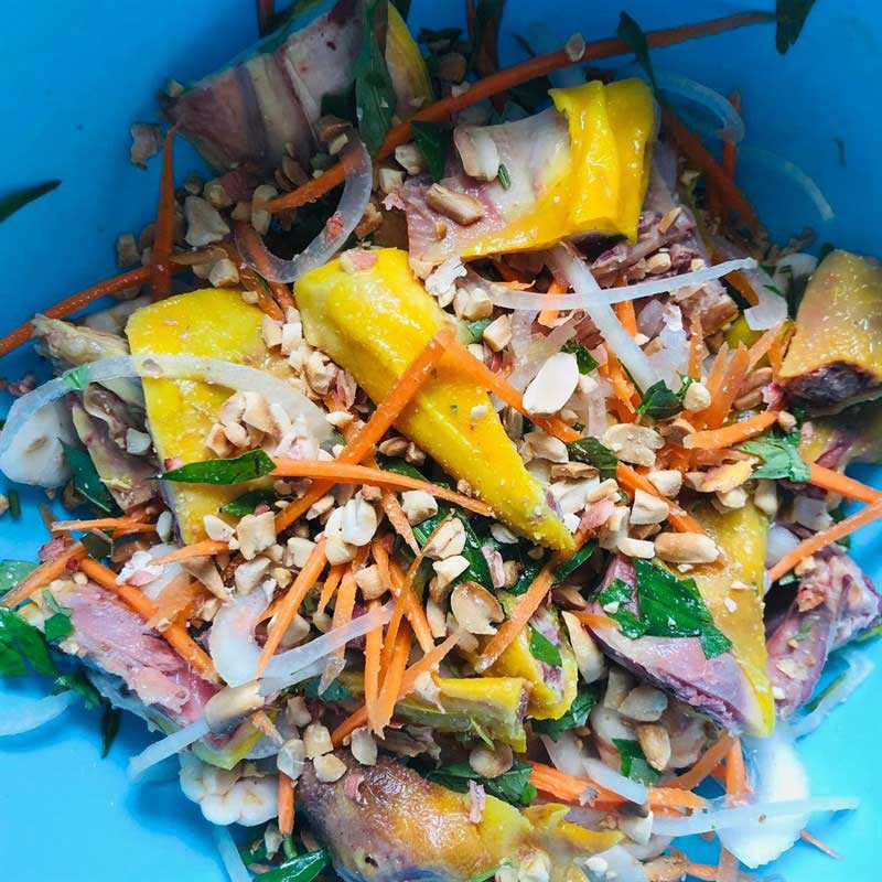Làm gỏi gà ủ muối