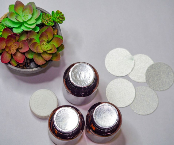 Màng seal ép nhiệt đã được dán trên miệng chai, lọ