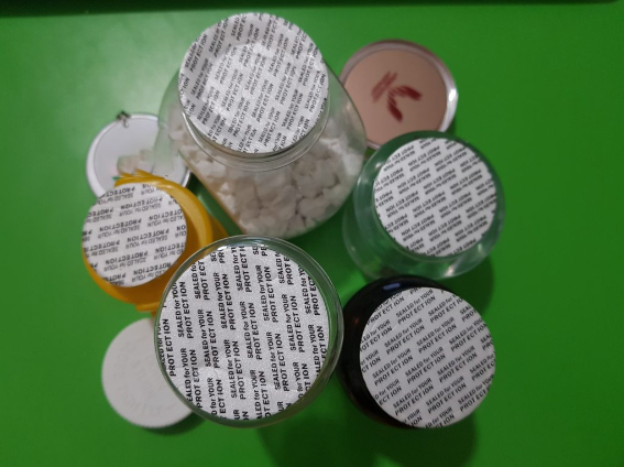 Màng seal tự dính đã được dán trên miệng chai, lọ, hũ