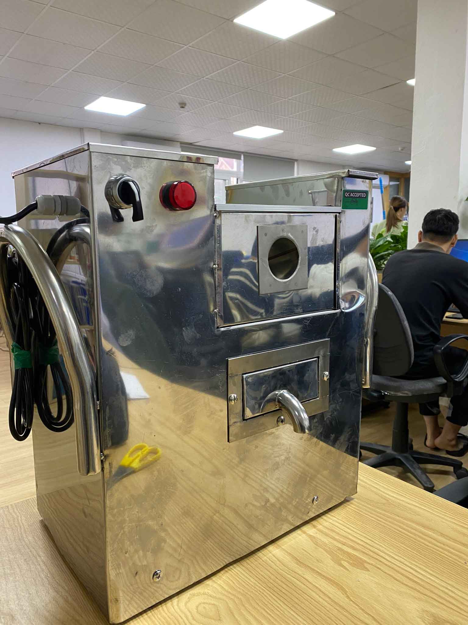 Mặt sau của máy ép mía