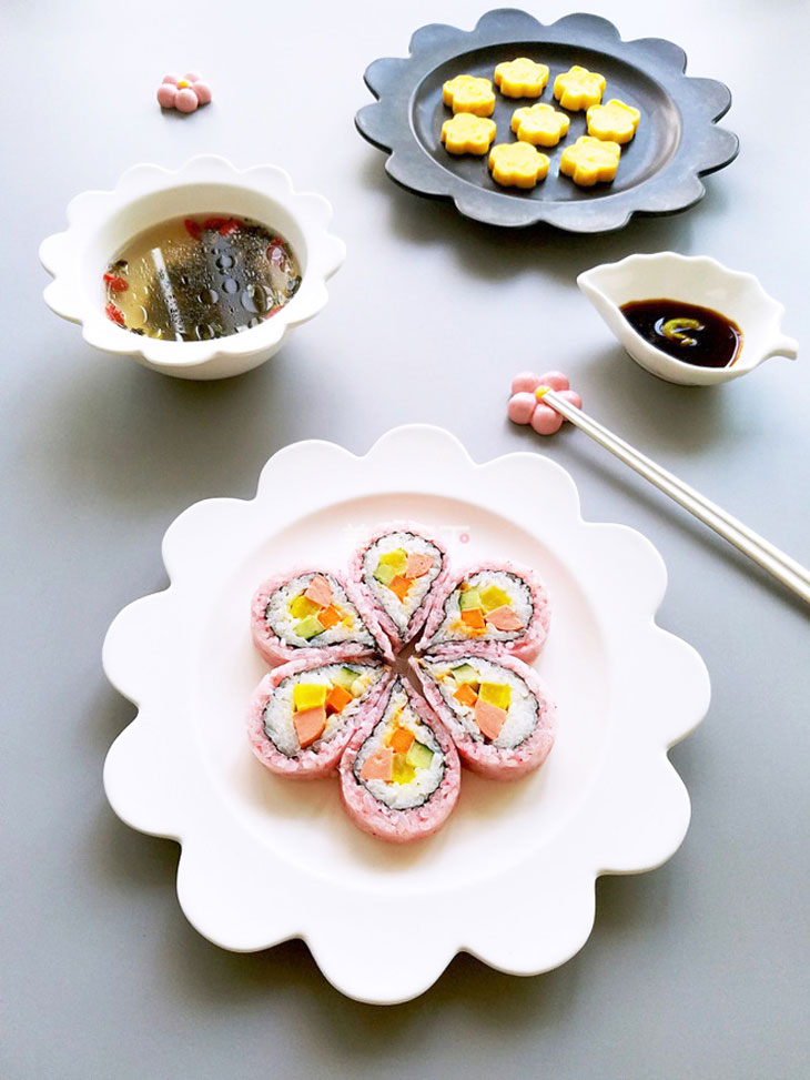 Món cuộn sushi hoa anh đào đẹp mắt