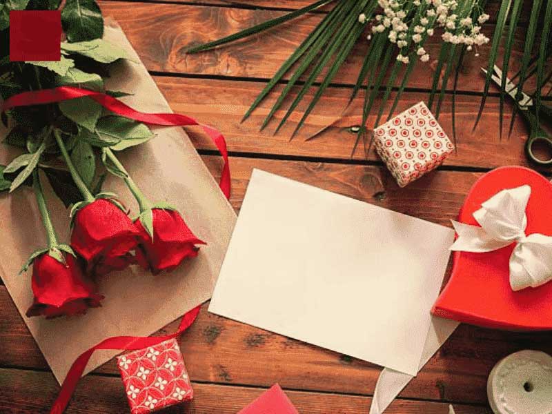 Quà tặng người yêu: hoa hồng đỏ và thiệp