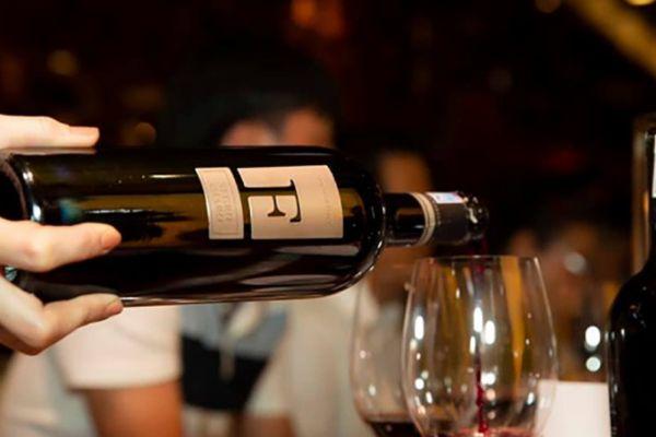 Thưởng thức rượu vang F Negroamaro trong ly pha lê Veritas Syrah