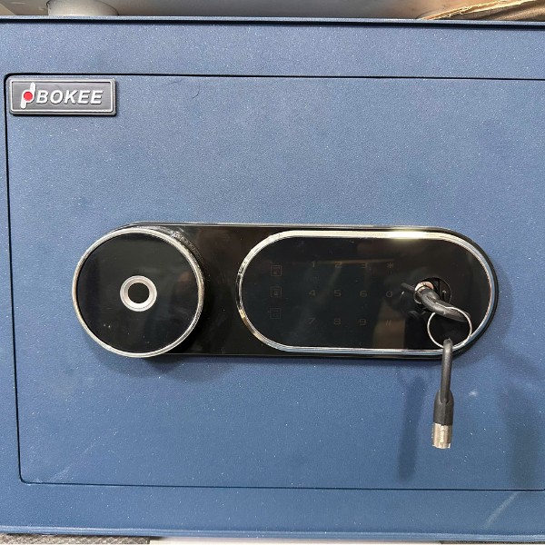 Cách mở két sắt Bokee bằng chìa khóa