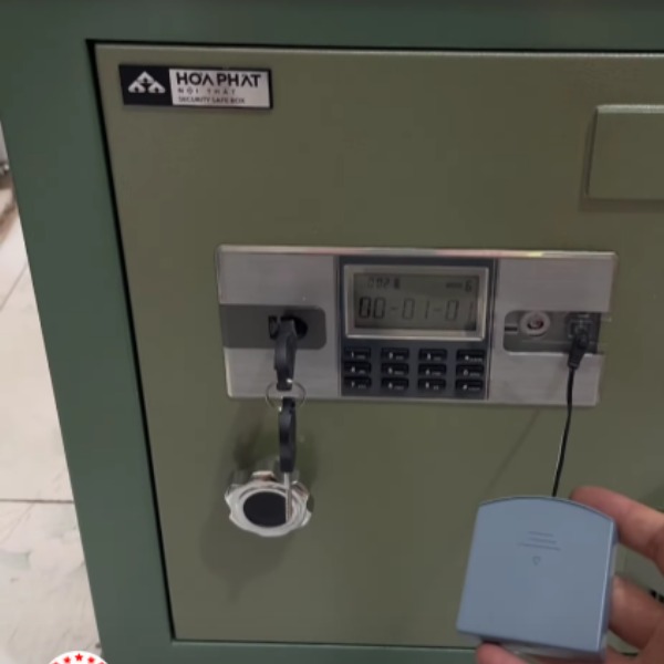 Cách mở két sắt hòa phát điện tử loại KA bằng hộp tiếp pin két sắt