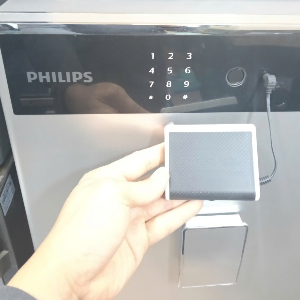 Cách mở két sắt Philips bằng hộp tiếp PIN két sắt