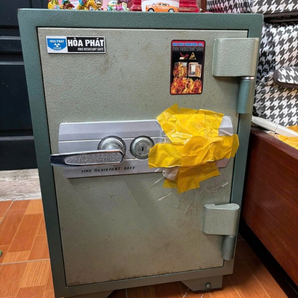 Két sắt Hòa Phát dòng KS phần khóa cơ khó sử dụng khách hàng thường không dùng và băng dính lại