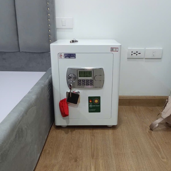 Lắp đặt két sắt điện tử Việt Nhật VN-56AE điện tử màu trắng để đầu giường