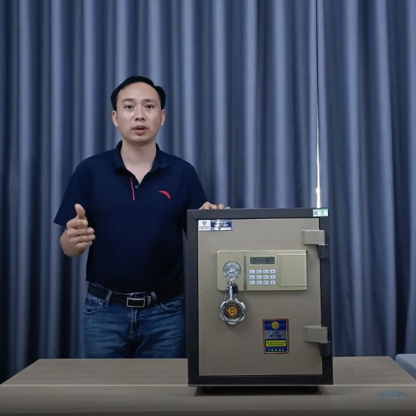 Nguyễn Đức Phương bắt đầu kinh doanh online với két sắt Việt Tiệp