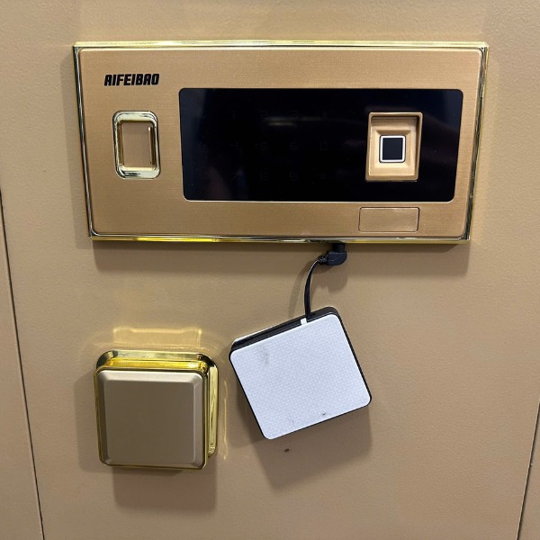 Cách mở két sắt Aifeibao seri BL bằng hộp tiếp PIN két sắt