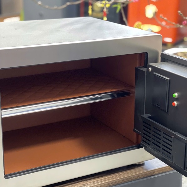 Két sắt chống cháy Nhập khẩu AIRLUX HK-35SI Có nội thất bọc da cao cấp có 2 ngăn để giấy tờ, 1 khay trang sức