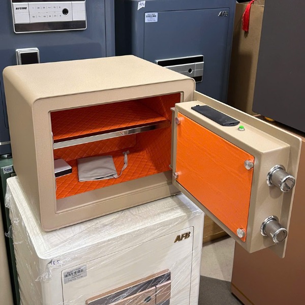 Két sắt mini xuân hòa Bokee BK30 PRO có nội thất màu cam