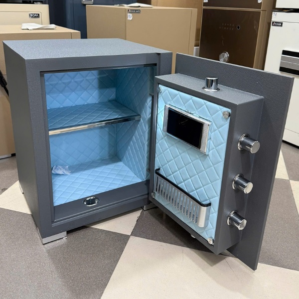 Két sắt Xuân Hòa BK50H có nội thất bọc da màu xanh cao cấp