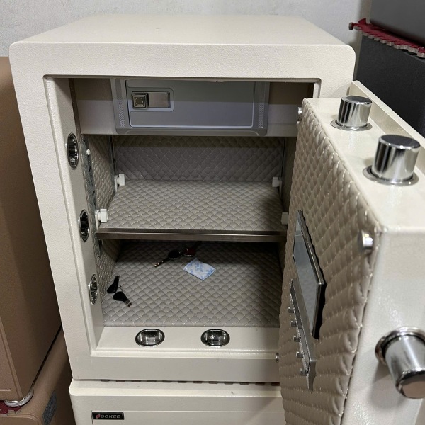 Két sắt Bokee BK60B có giàn cơ chắc chắn, nội thất bọc da, chống được cháy