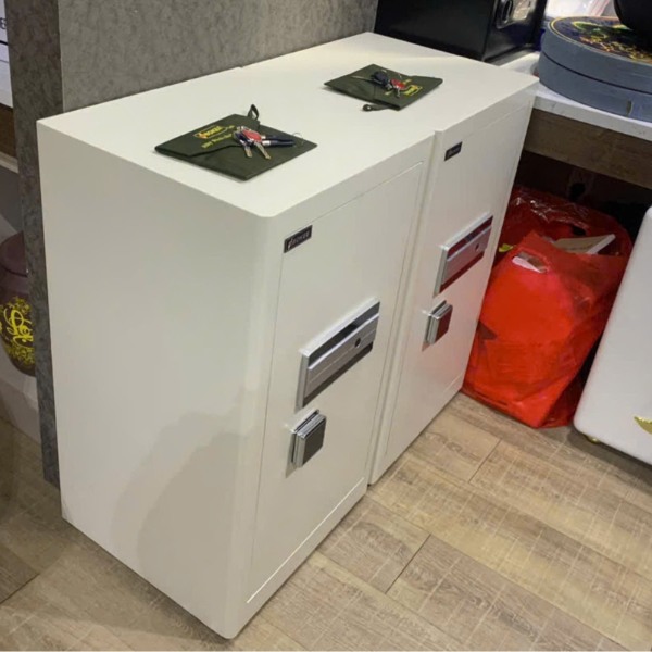 Thực tế lắp đặt 2 két sắt Bokee BK80 màu trắng kem tại nhà khách hàng