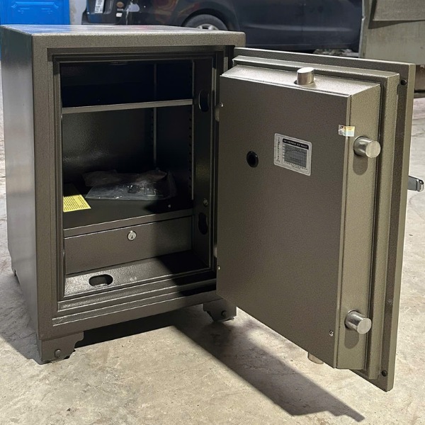 Nội thất két sắt Hàn Quốc chống cháy BUMIL BM100 cơ đổi mã có các chốt khóa inox bảo vệ chắc chắn