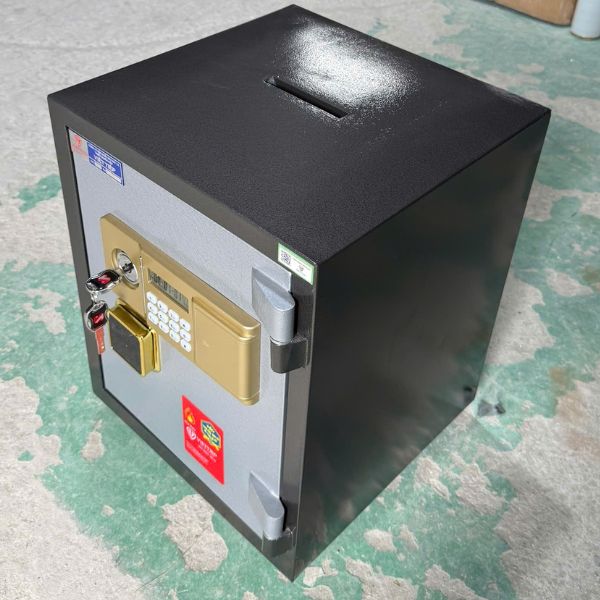 Két sắt có khe bỏ tiền KW50ECD có chìa để mở két sắt khi hết pin hoặc quên mã số