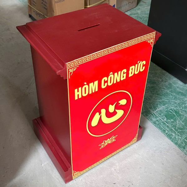 Két sắt công đức K66 màu đỏ chữ tâm có lỗ bỏ tiền công đức bên trên