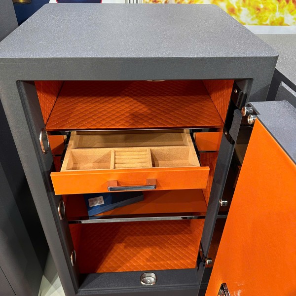 Két sắt Liberty LB1200PRO vân tay điện điện tử màu xám có nội thất rộng, có khay trang sức