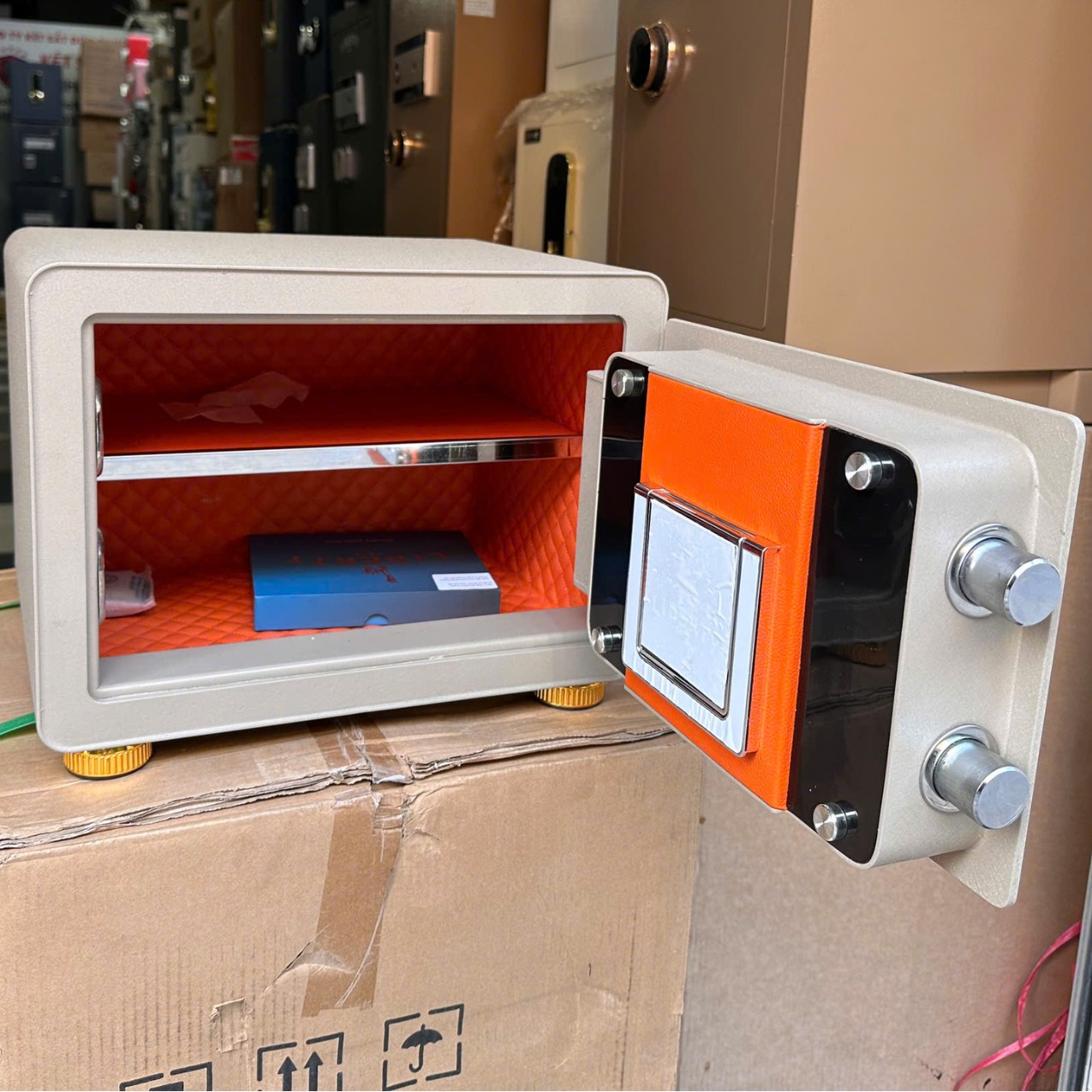 Nội thất Két sắt Liberty LB30S mini thông minh vân tay