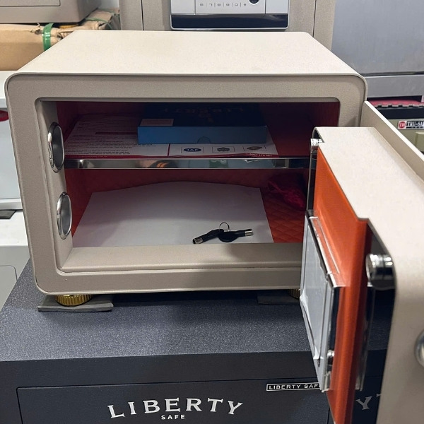 Nội thất két sắt Liberty LB30S màu gold rộng để được hồ sơ A4...