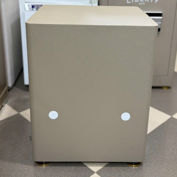 Két sắt Liberty LB50S có thiết kế sẵn lỗ để vít gắn vào tủ hoặc vào tường chống bê trộm