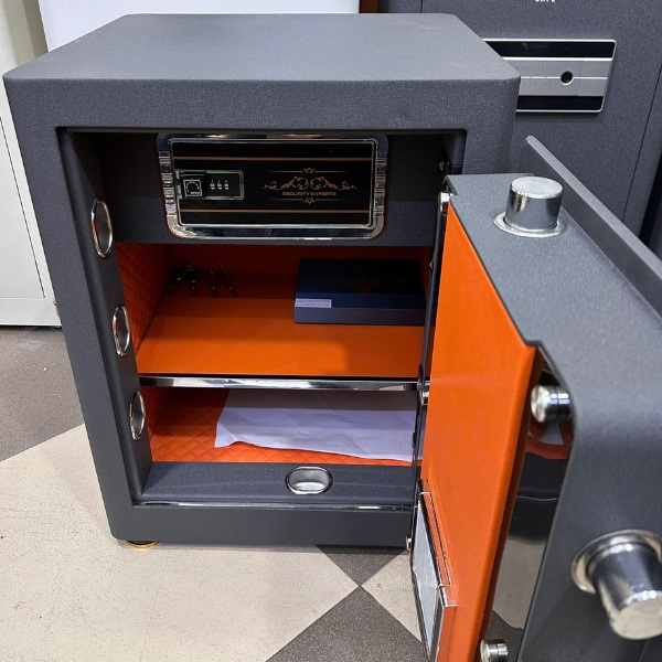 Két sắt Liberty LB58S có nội thất rộng được bọc da cao cấp