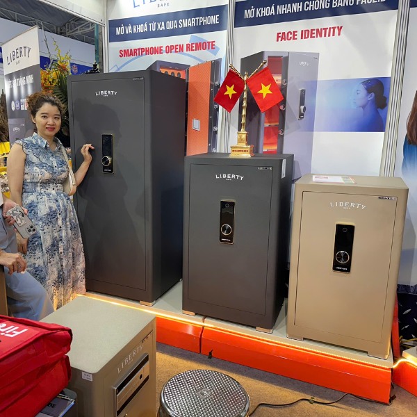 Két sắt Liberty LB79PR có 2 phiên bản màu xanh xám và màu gold