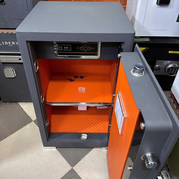 Két sắt Liberty LB79S màu xám có nội thất rộng để được hồ sơ, laptop tiền khoảng 70 tỷ