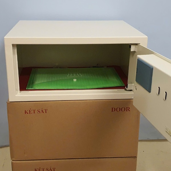 Két sắt mini khách sạn Naga NG200LT màu trắng có nội thất để được hồ sơ, sổ đỏ tài liệu