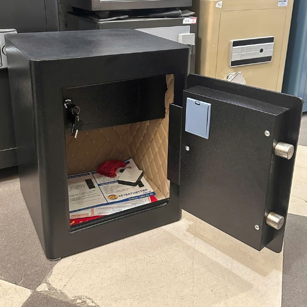 Nội thất Két sắt NEKO NS90FE vân tay điện tử chia làm 2 ngăn, có ngăn khóa riêng