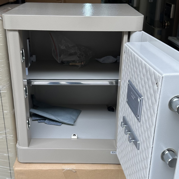 Két sắt 50AL có nội thất 3 ngăn, có 2 ngăn bên trên để giấy tờ, bên dưới là 1 ngăn hầm