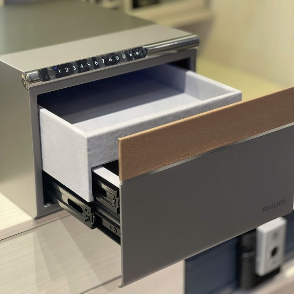 Két sắt Philips SBX102 mini có nội thất bọc da và chia ngăn tiện dụng