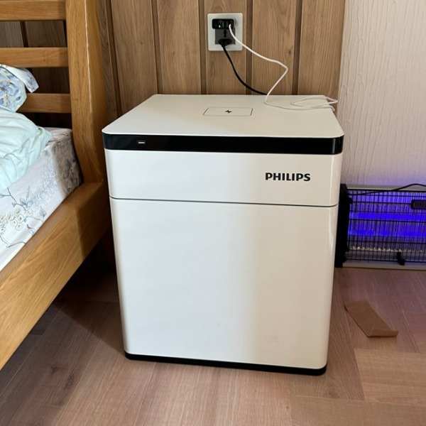 Hình ảnh thực tế lắp đặt két sắt Philips SBX301 đặt ở đầu giường trong phòng ngủ