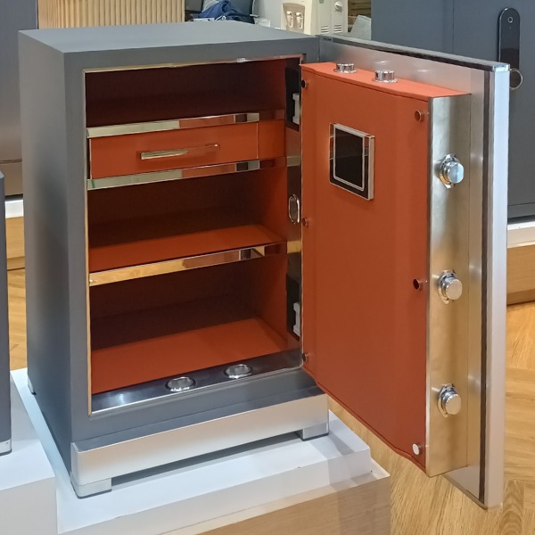 Nội thất két sắt Philips SBX701-7B0 được bọc da cao cấp sang trọng