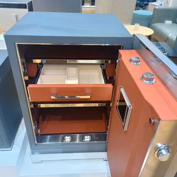 Nội thất két sắt Philips SBX701-7B0 có khay trang sức để nhẫn, thẻ VISA, tiền, vàng...