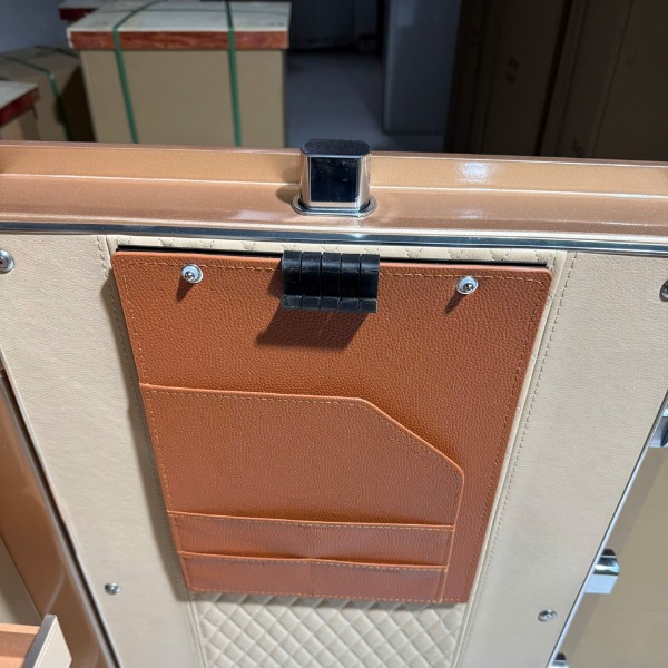 Két sắt AIPU ZR-120VI có khay để tài liệu bìa đỏ, thẻ visa, passport