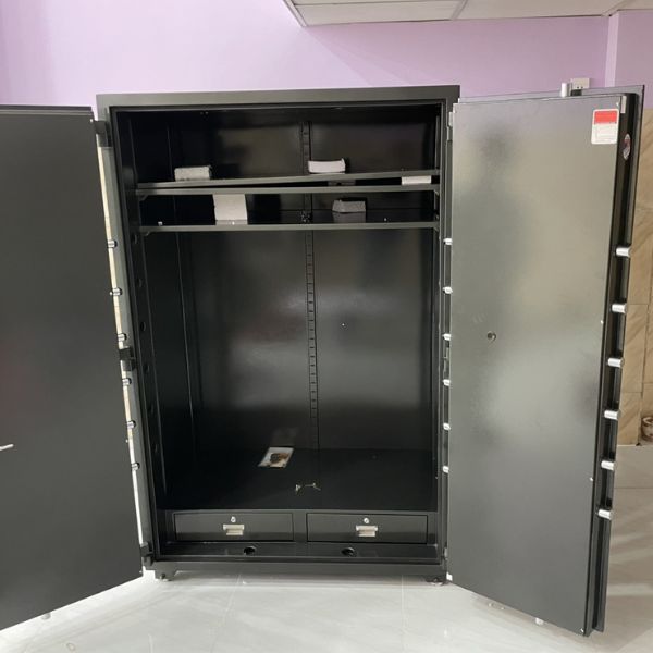 Nội thất Két sắt Truly TS1700 rộng, chia thành nhiều khoang để tiền, vàng, trang sức