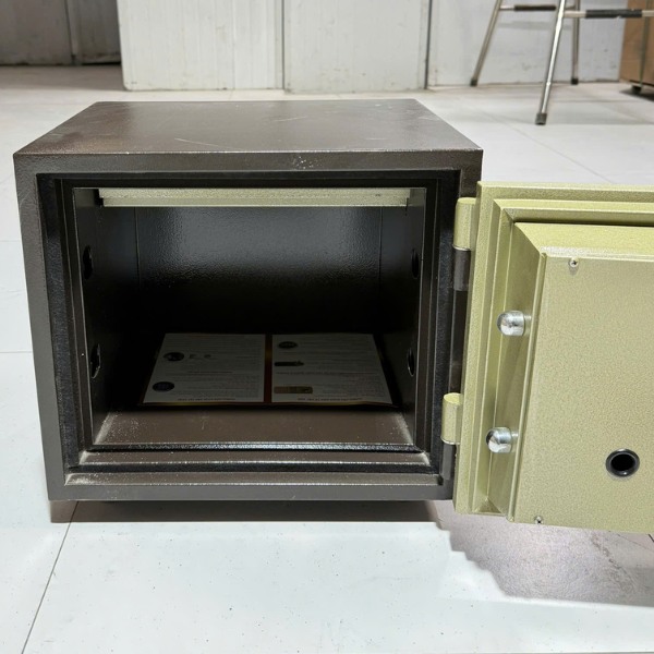 Nội thất rộng để được giấy tờ Két sắt Hàn Quốc Trusafe HQ63DT điện tử