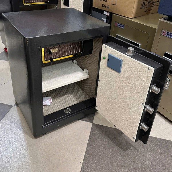 Két sắt Việt Nhật VN-56AE màu đen có nội thất bọc da và chốt khóa bên trên