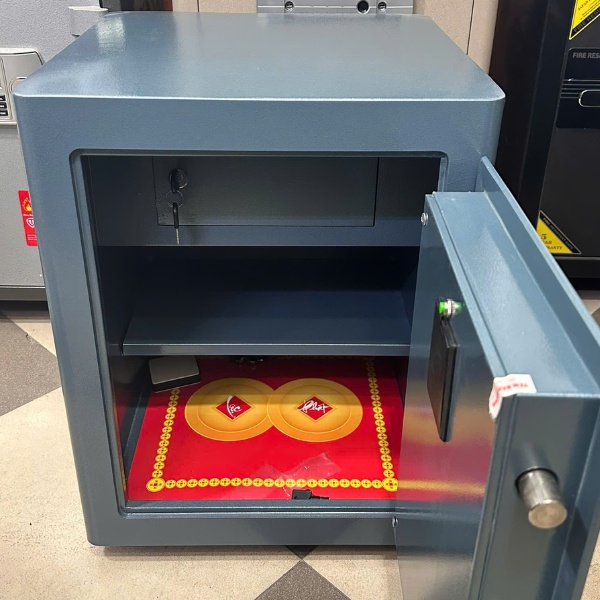 Két sắt Việt Nhật VN-56AH có nội thất 3 ngăn để được giấy tờ A4, sổ đỏ...