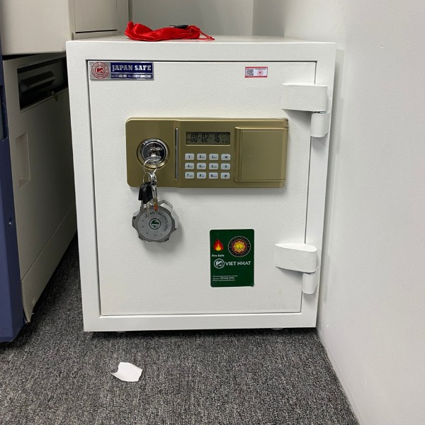 Lắp đặt thành công két sắt điện tử Việt Nhật VN38DT màu trắng tại nhà khách hàng
