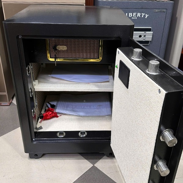 Két sắt Việt Nhật VN66AH có nội thất rộng 3 ngăn, có ngăn hầm và bọc da cao cấp