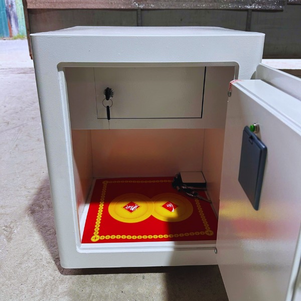 Nội thất két sắt Tài lộc Việt Tiệp KW52SCF màu trắng vân tay