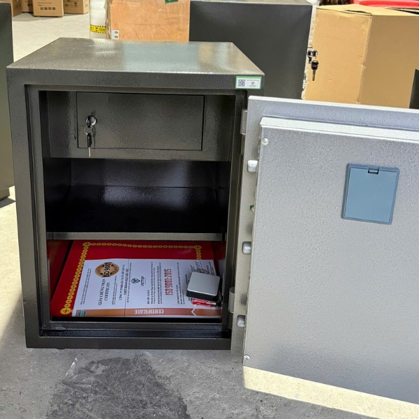 Nội thất két sắt Việt Tiệp KW58E 3 ngăn rộng để được hồ sơ tài liệu